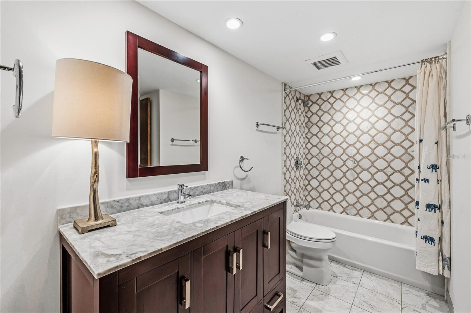 Jack n Jill Bathroom for guest and Bedroom 2