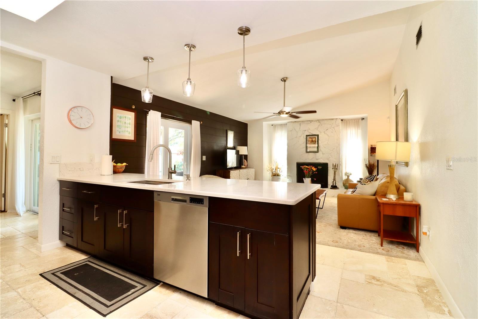Kitchen with Breakfast bar