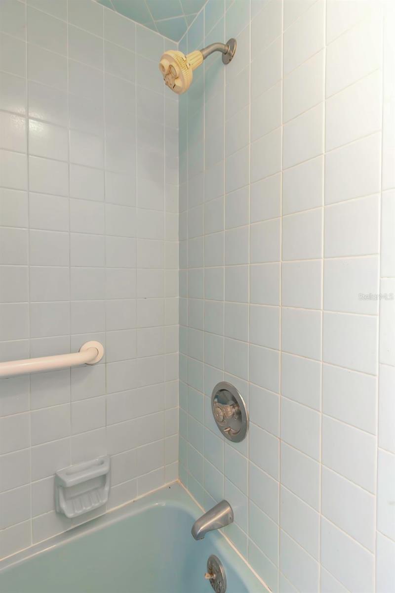 Bathroom 2 shower/tub combo