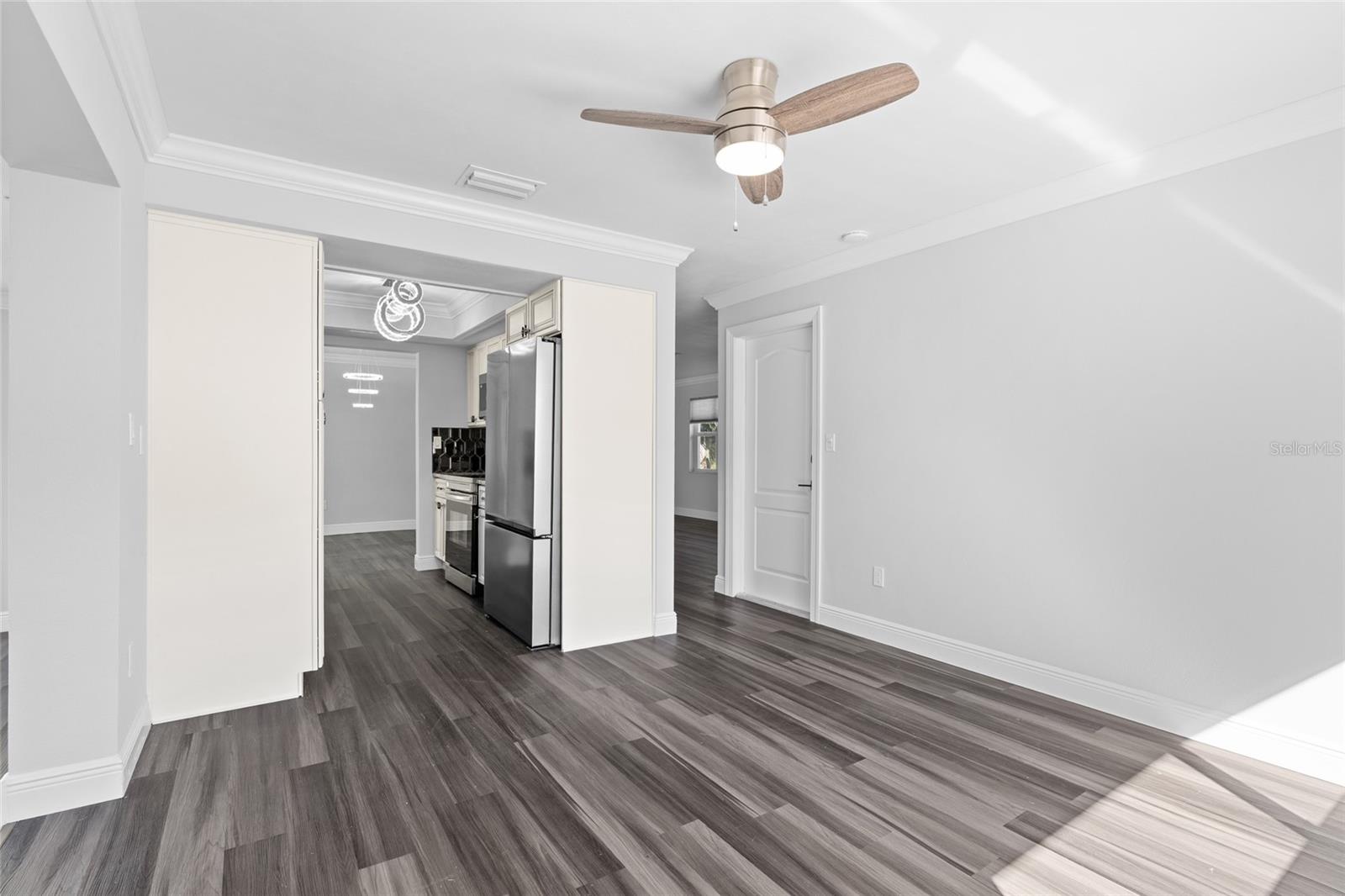 Secondary living/dining area