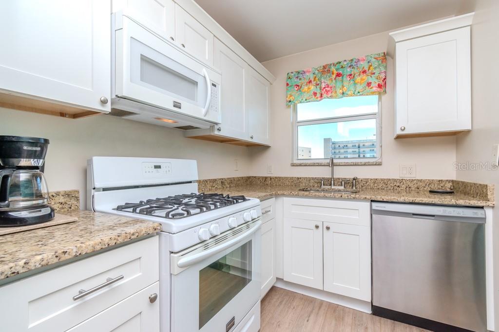 Newer appliances - Gas Stove, /dishwasher