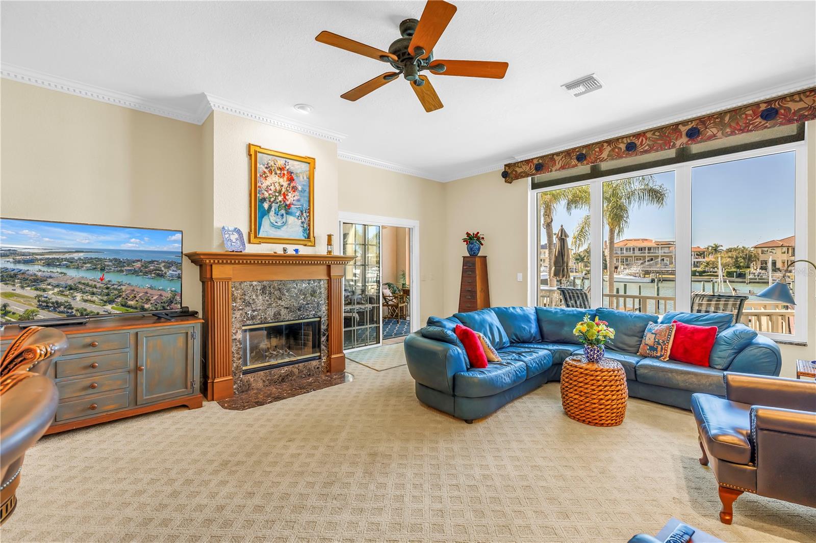 LR towards Fireplace