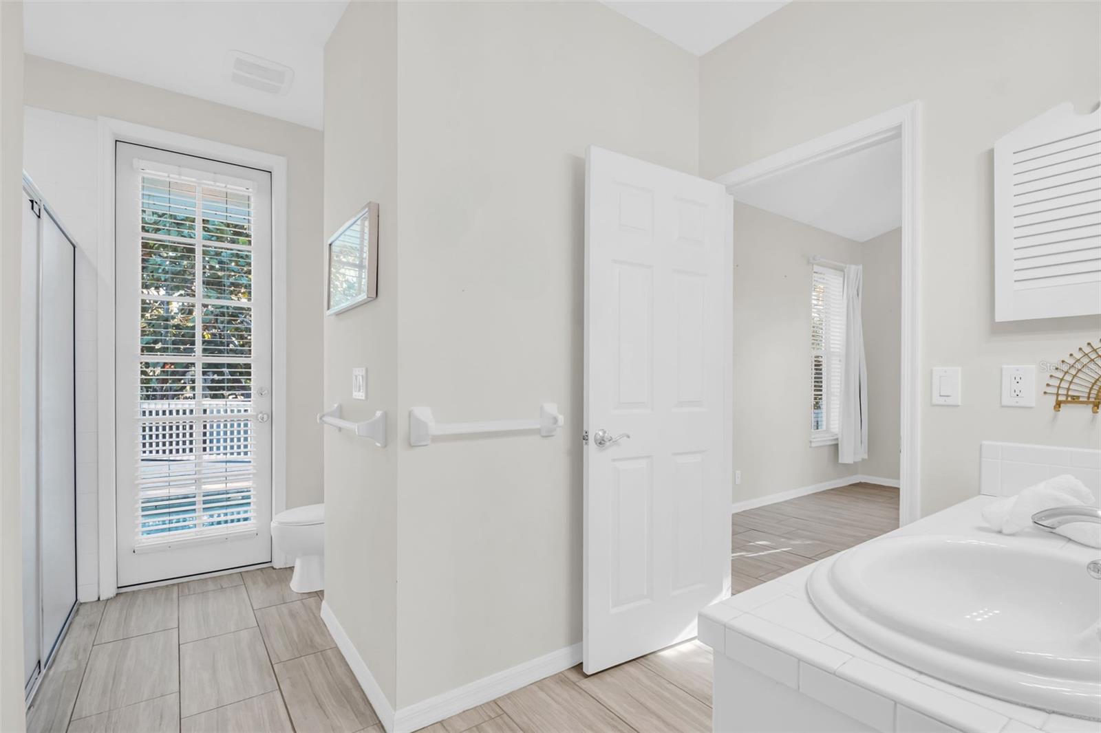 Walk-in shower & private access to the pool~