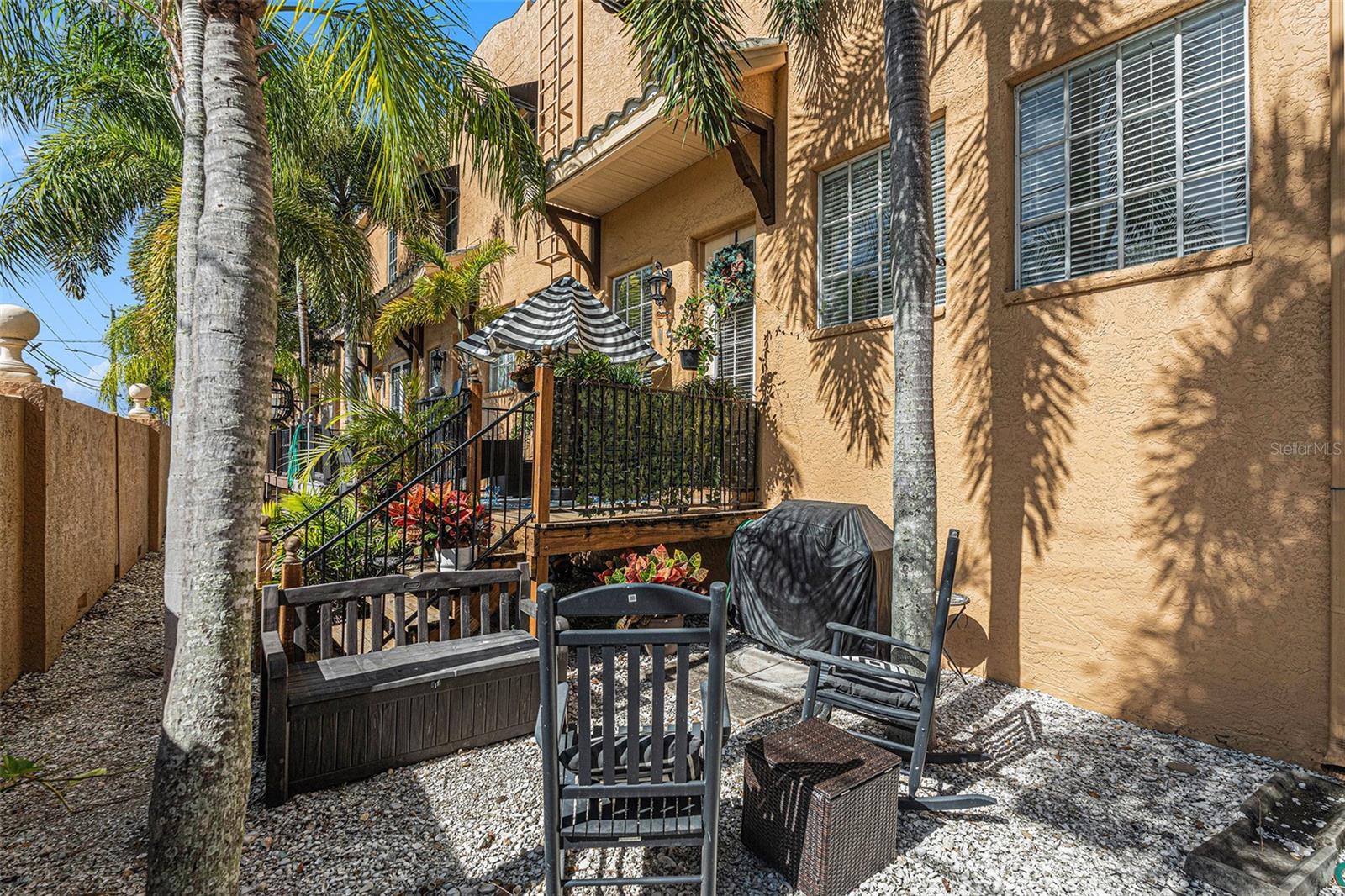 Backyard/ Bar-b-Que Area