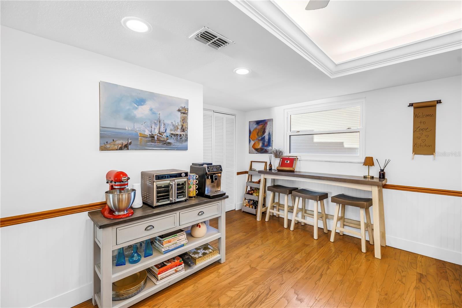 Decorative chair rail in kitchen.