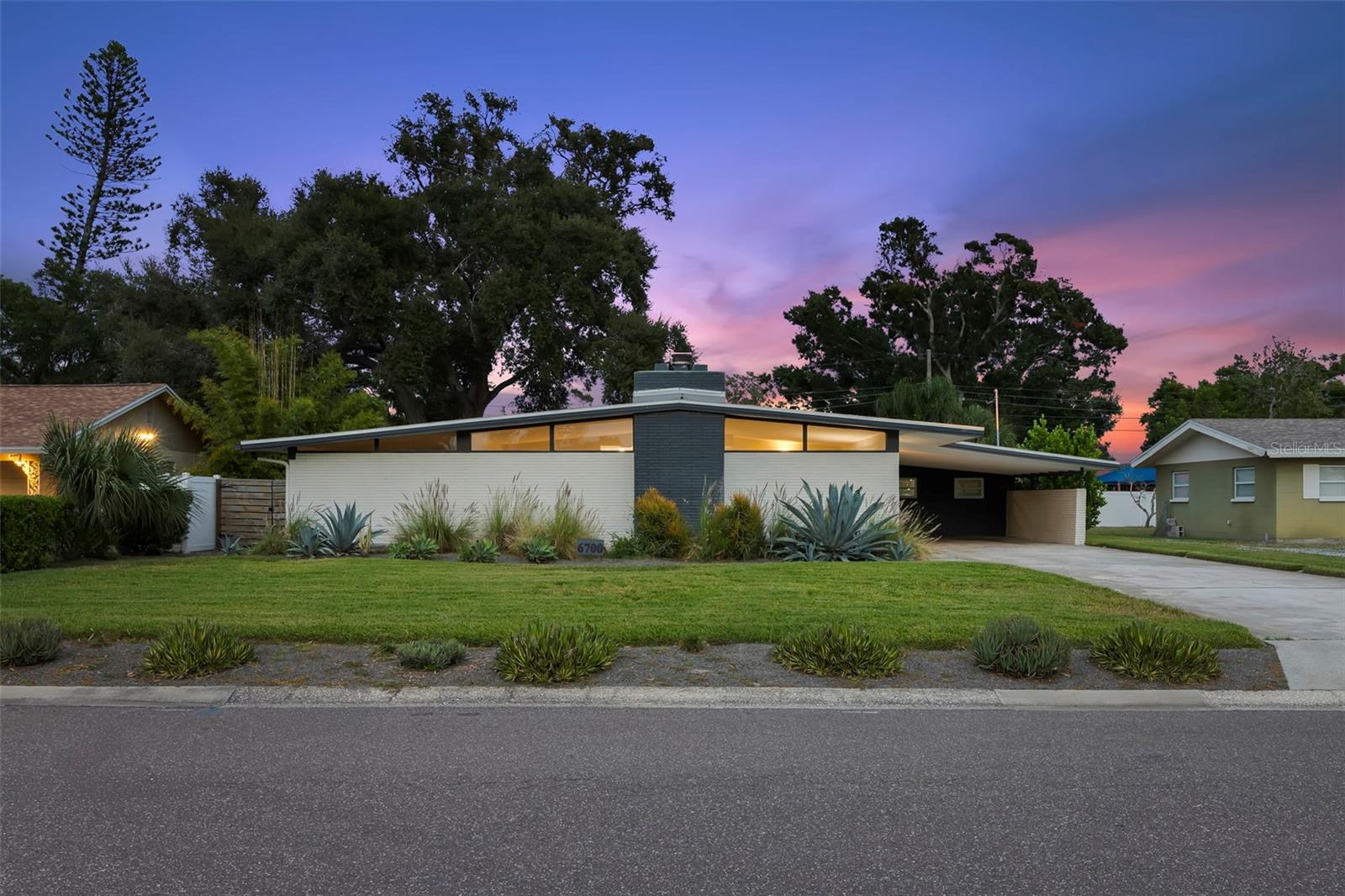 Evening twilight view of property exterior