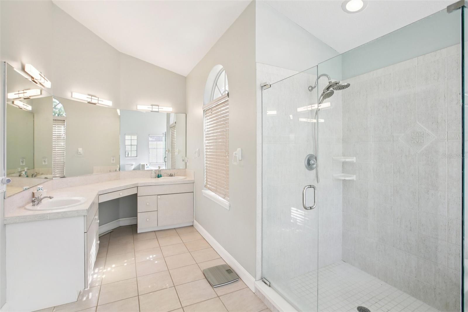 Primary en-suite bath