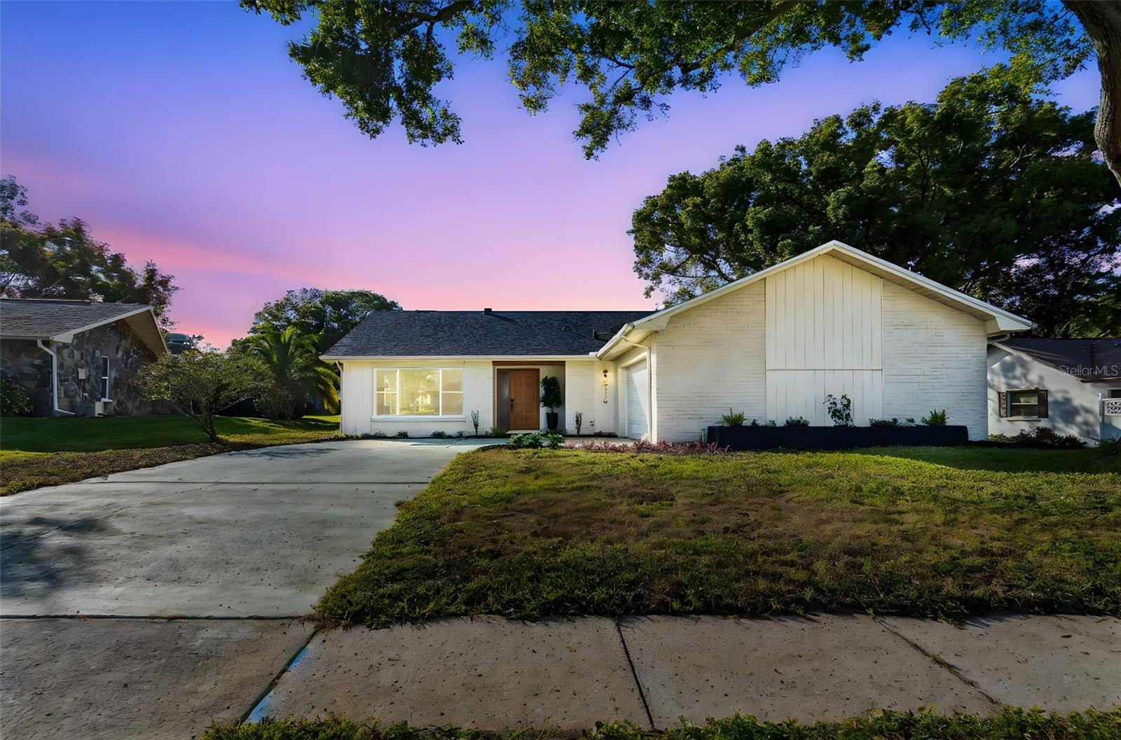 Spacious curved driveway. Street View.