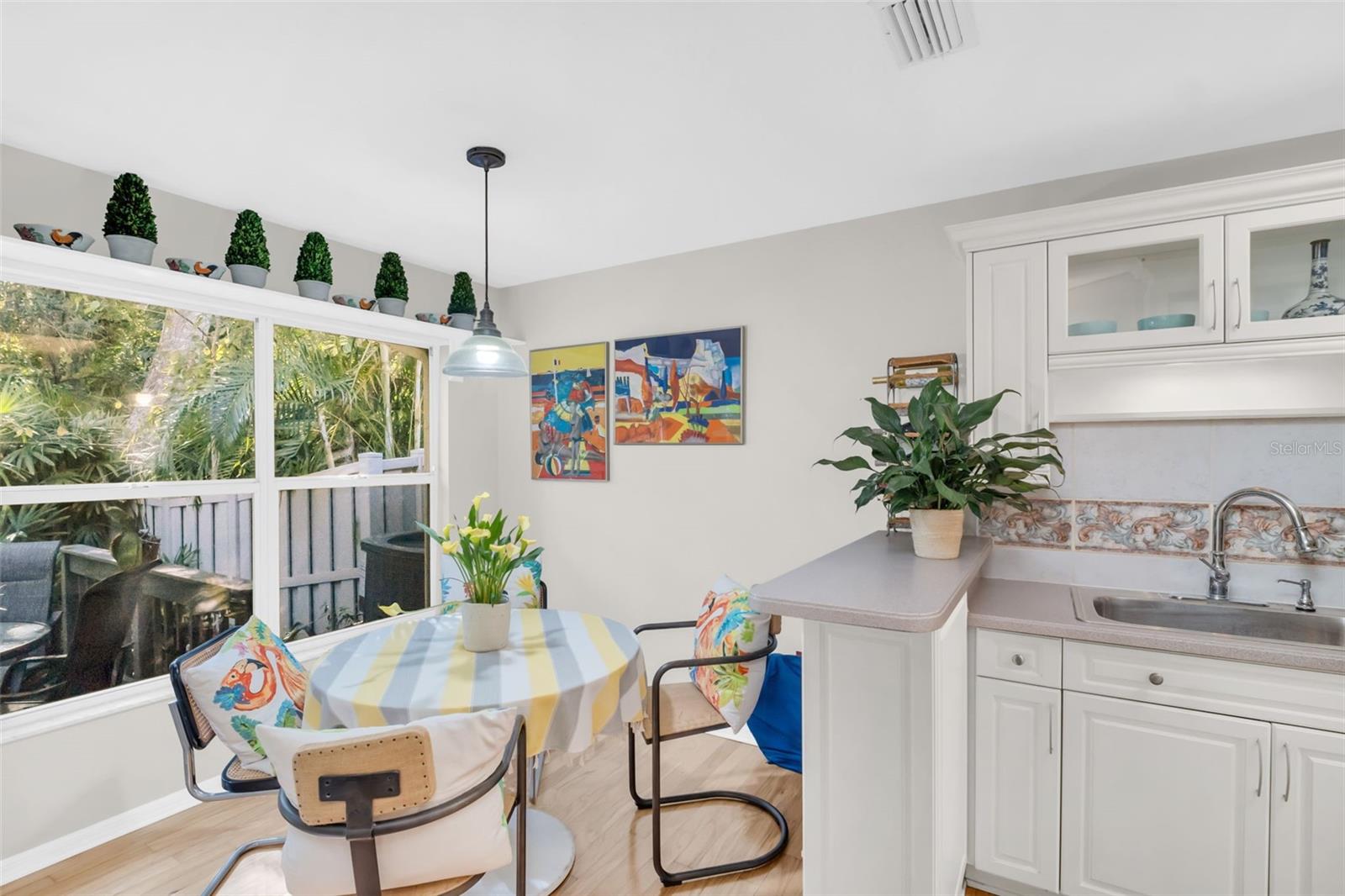 Bright and Sunny Eat-In Kitchen