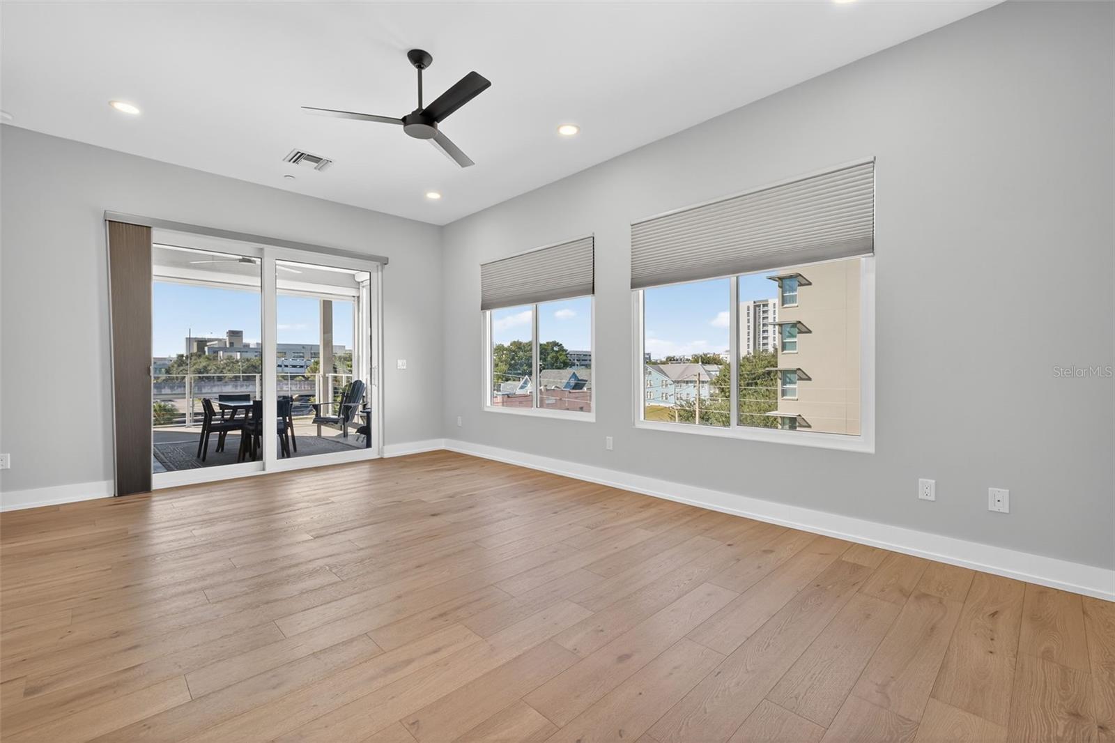 Bonus Living Room (unfurnished)