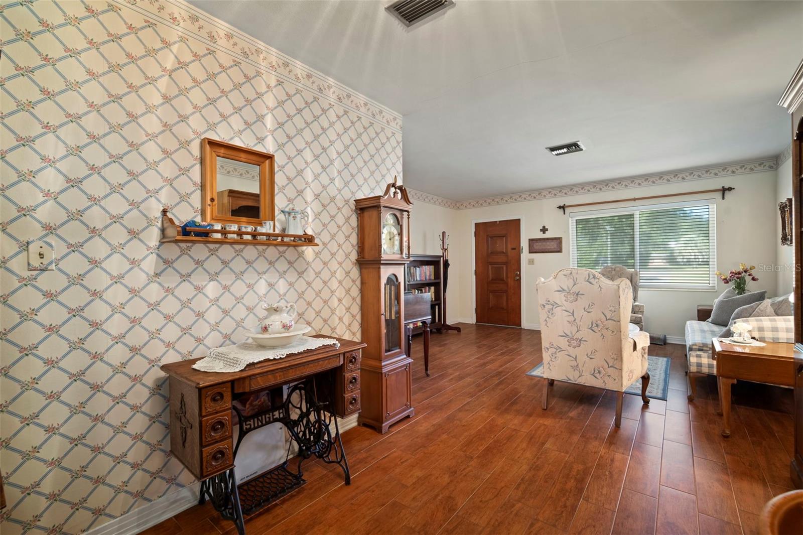 formal Dining room (view 2)