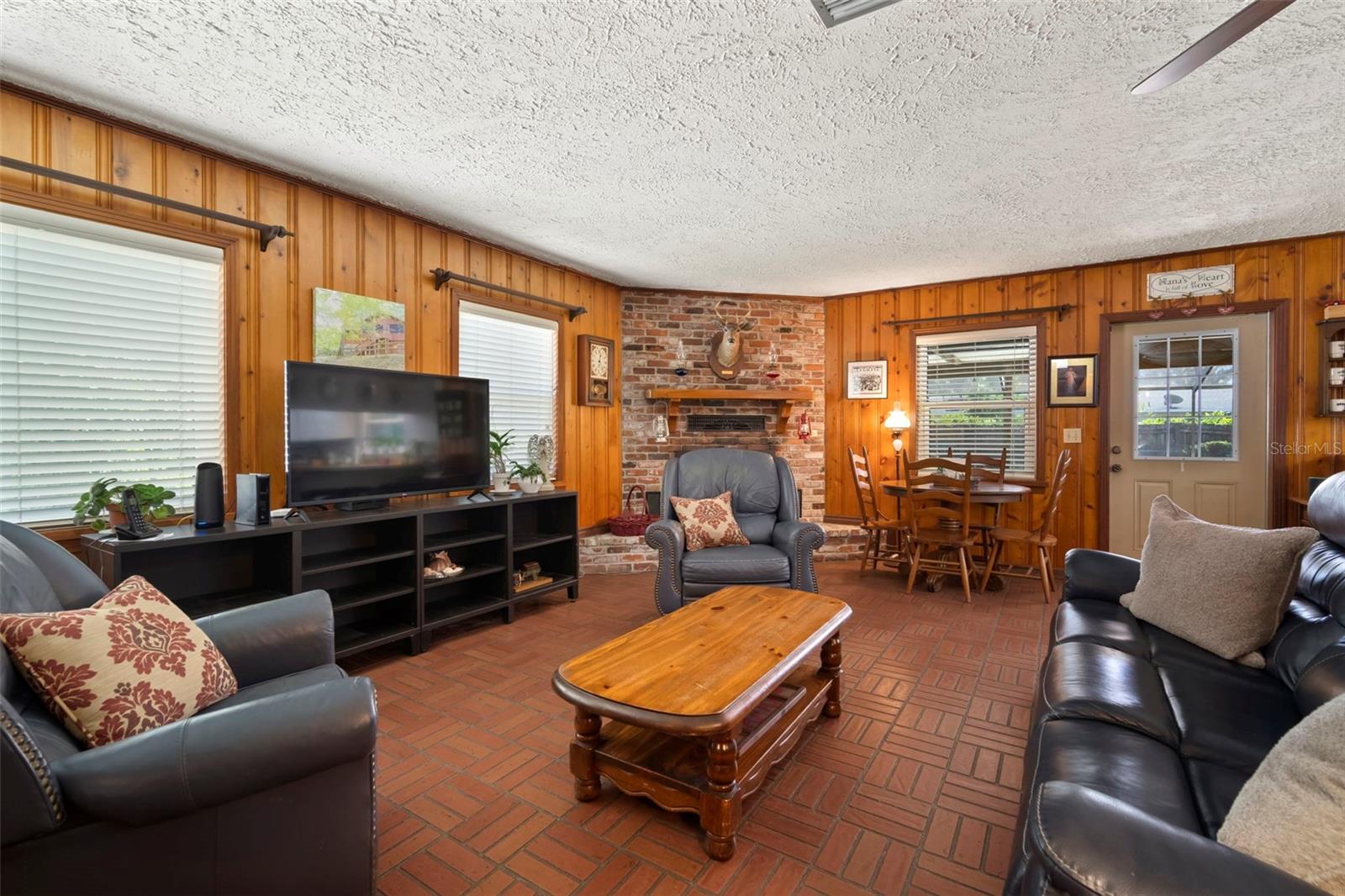 family room (view 2)