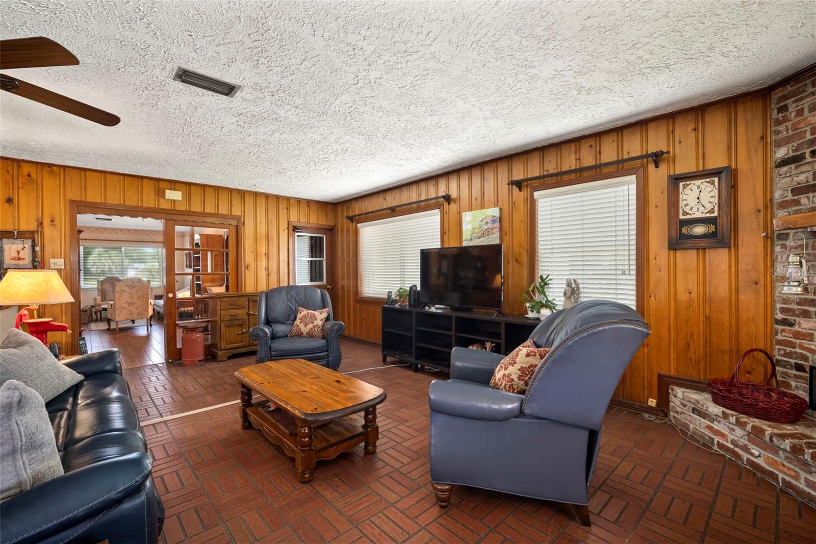 family room (view 4)