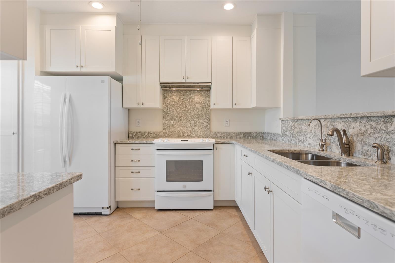 White Shaker, Premium Quartz Counter