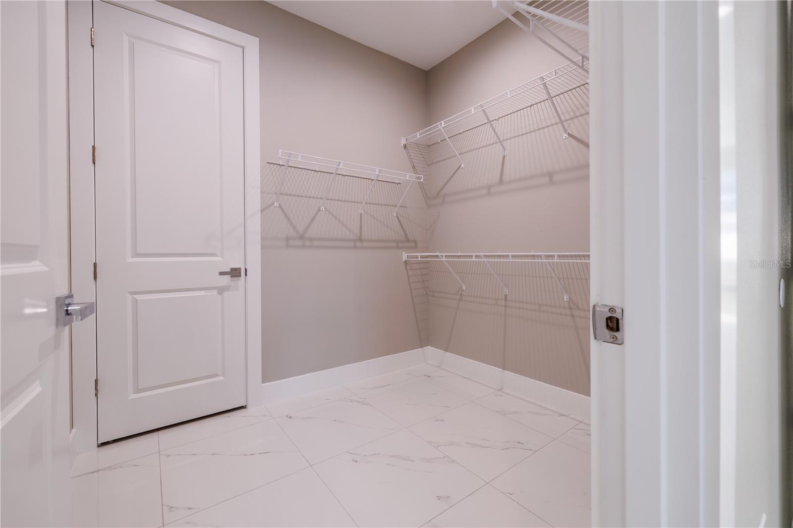 Walk in Closet master