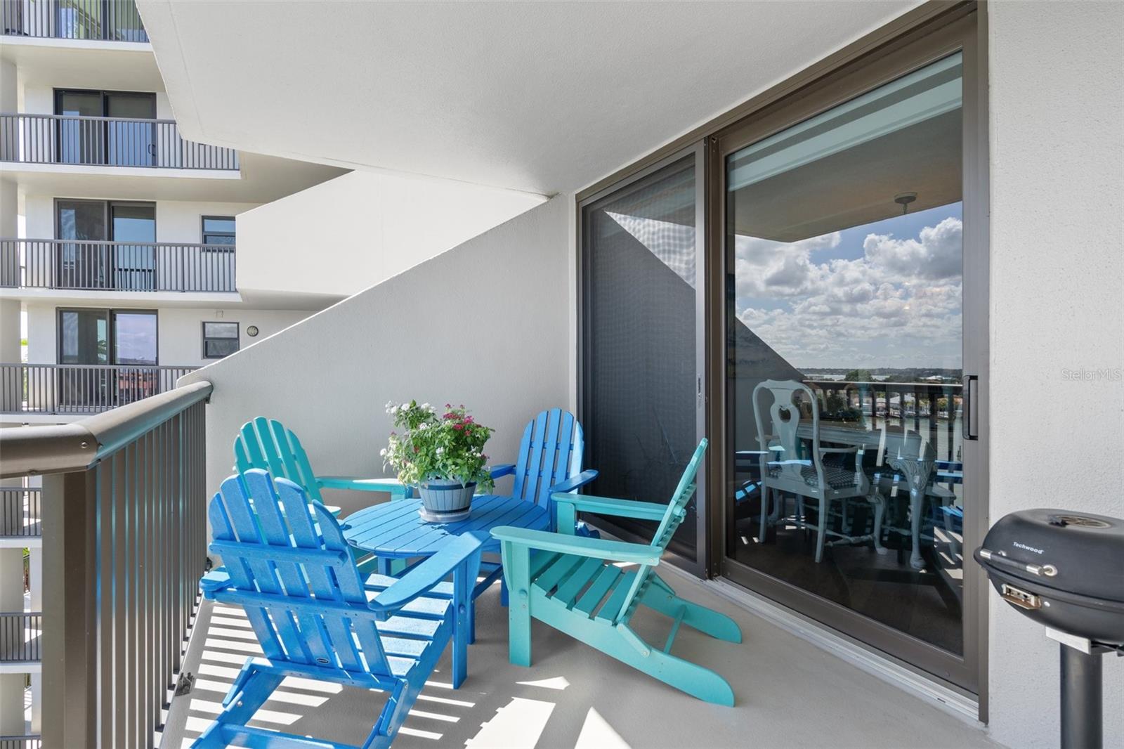 Nice sitting area off the great room.