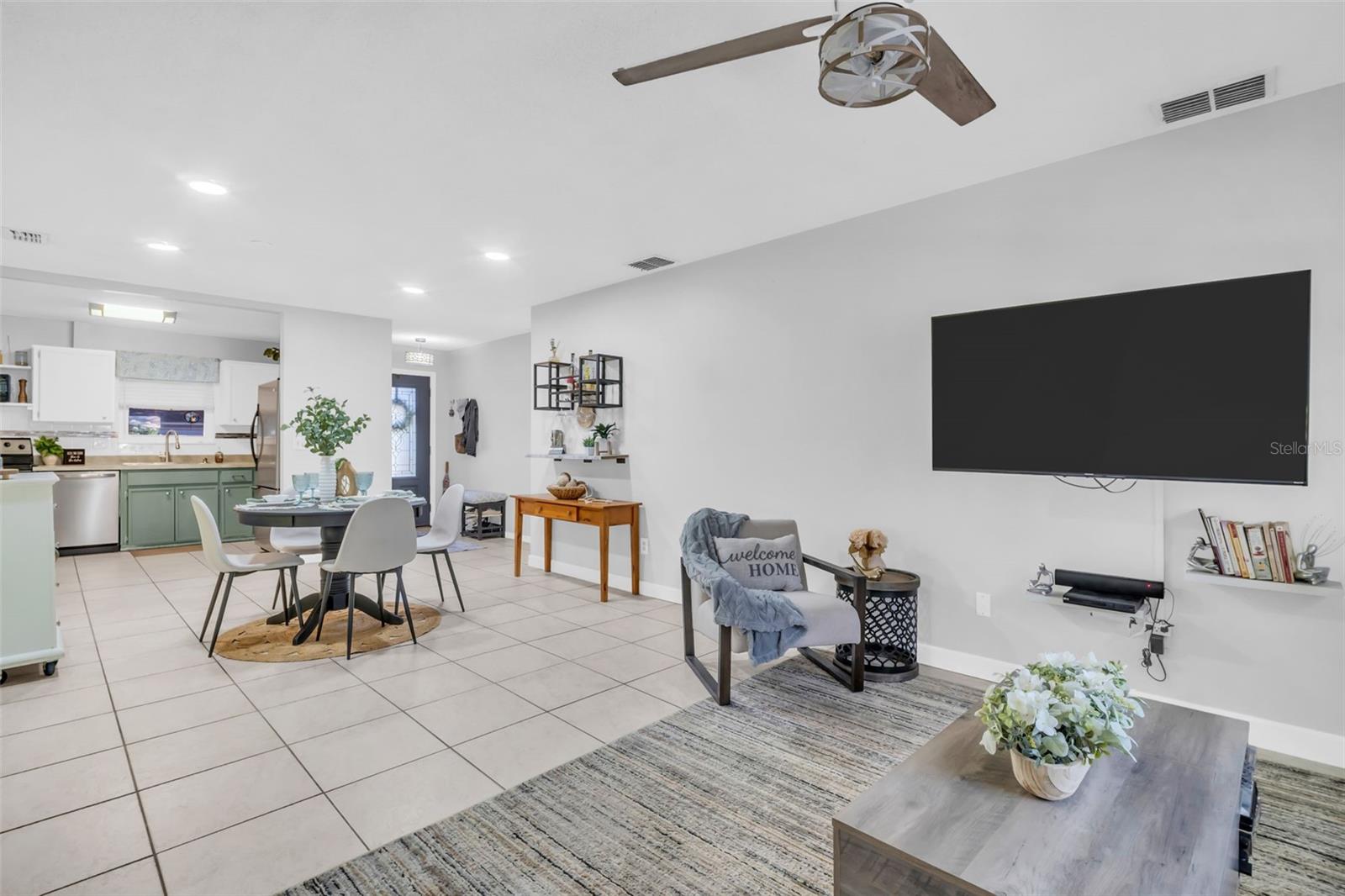 KITCHEN TO LVING AREA