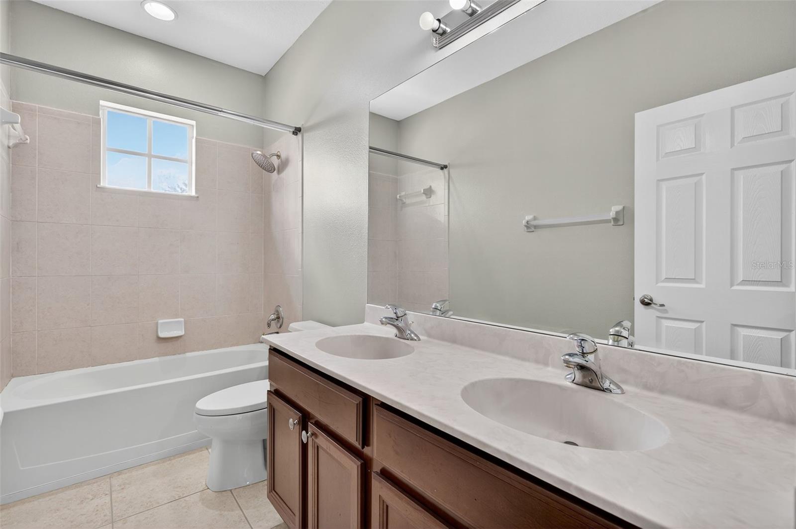 Upstairs full bathroom