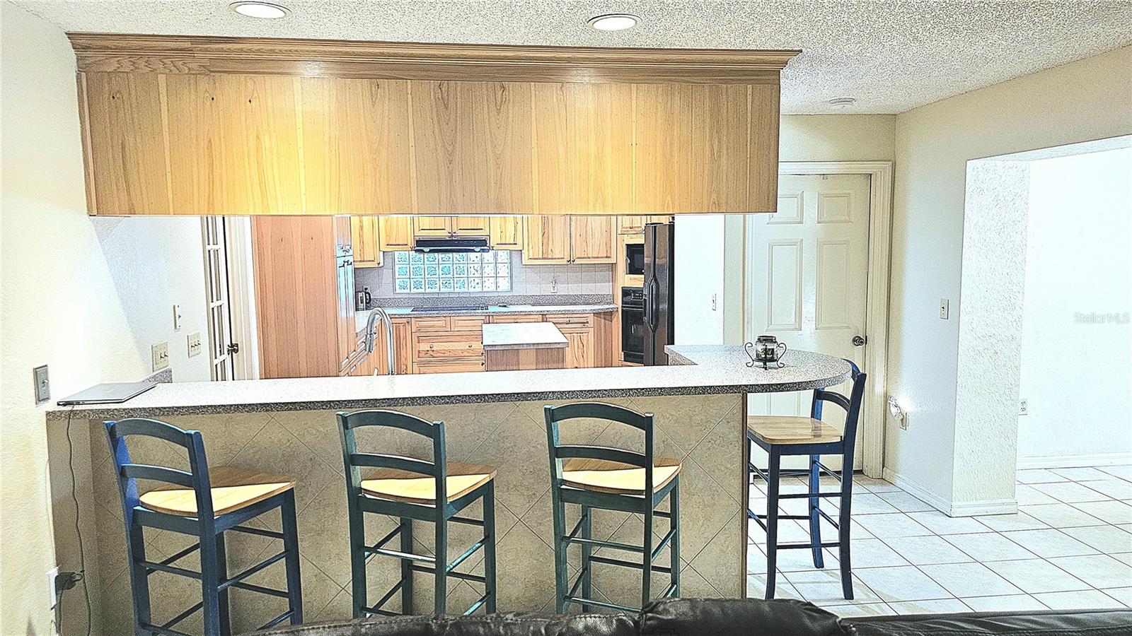 Breakfastbar with views of your fireplace and pool.