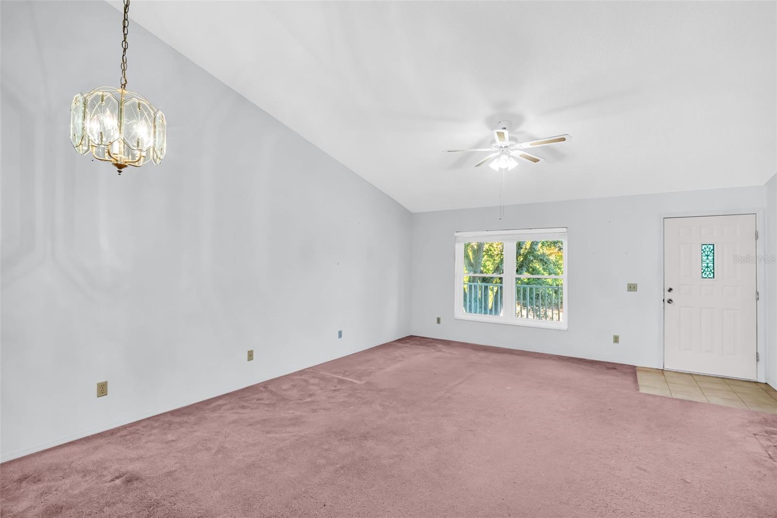 Living room / Tall ceilings