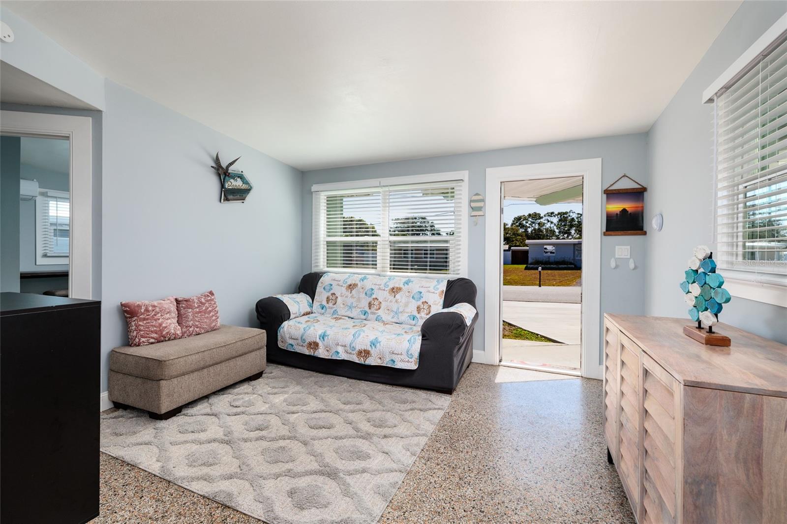 Living room. Vaulted Ceiling.