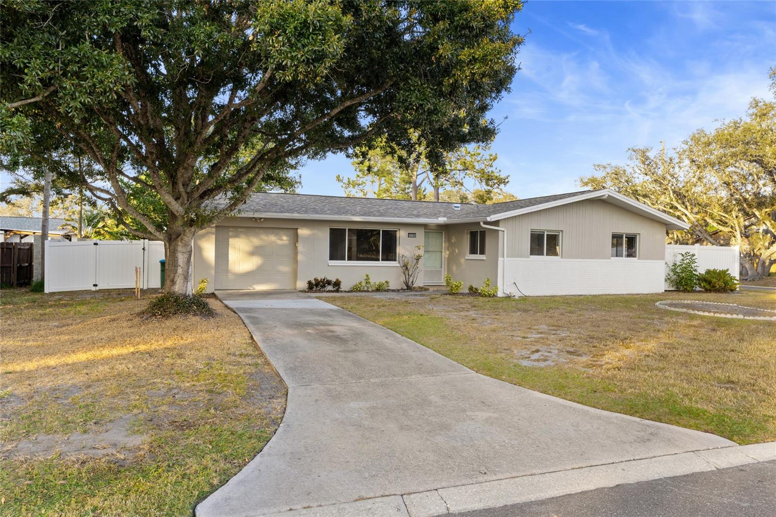 Welcome Home 13705 Jamaica Dr Seminole, FL 33776