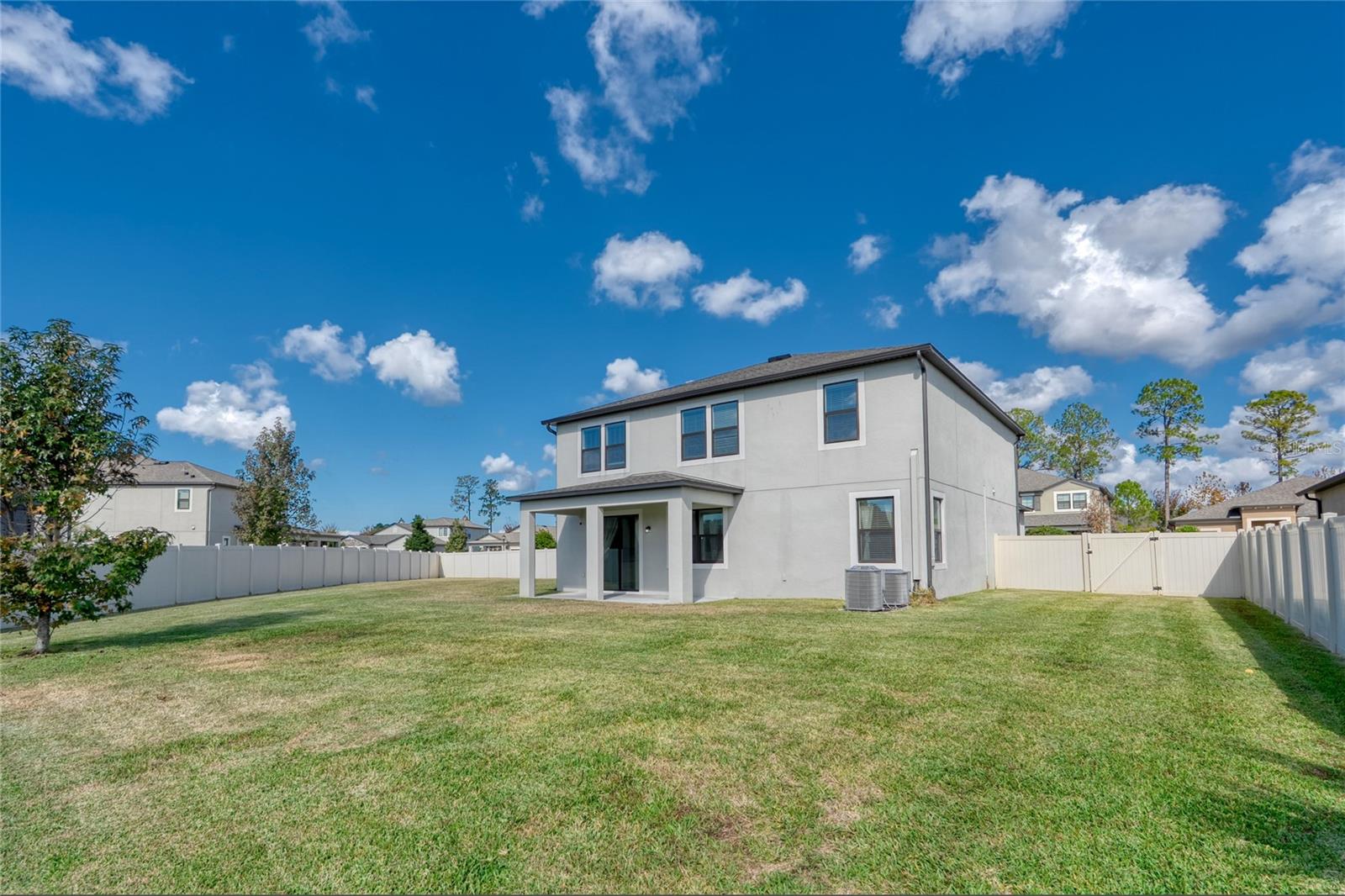 Fully fenced al around!