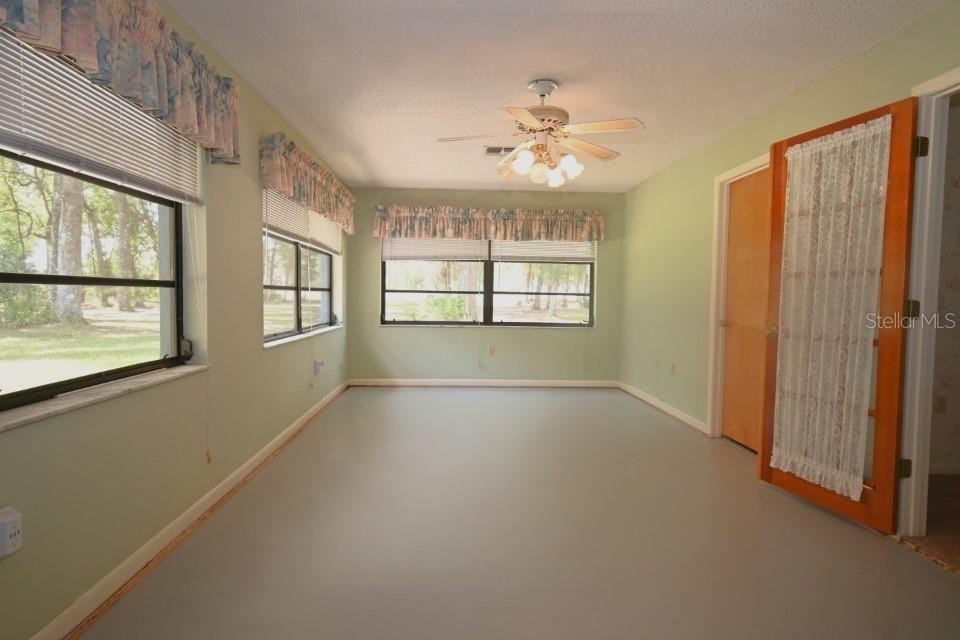 bonus rm with plenty of outside lighting