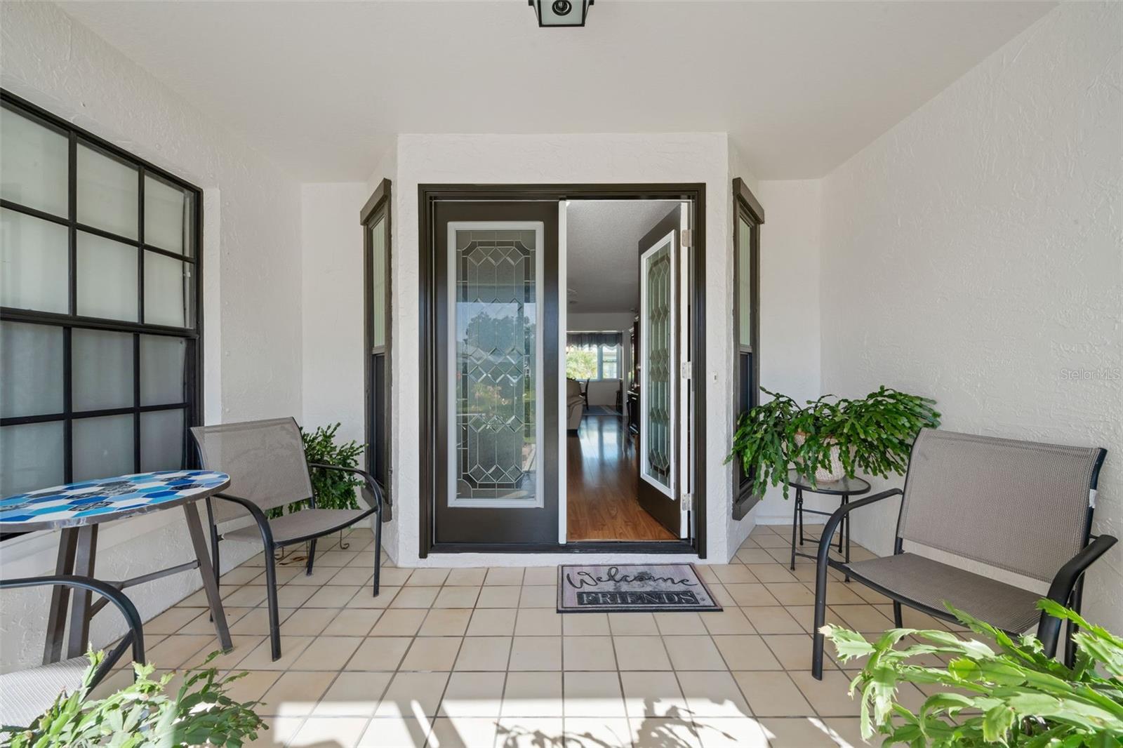 Screened in front porch, lets go in