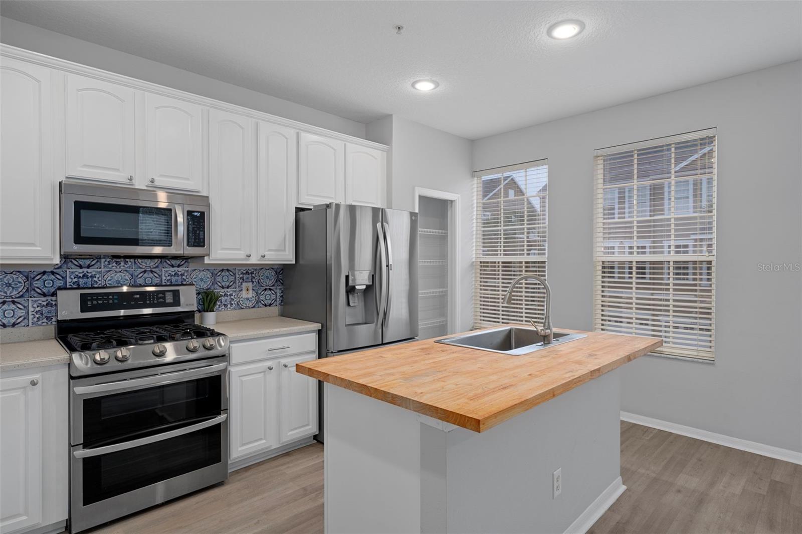 Wow what a gorgeous kitchen !!