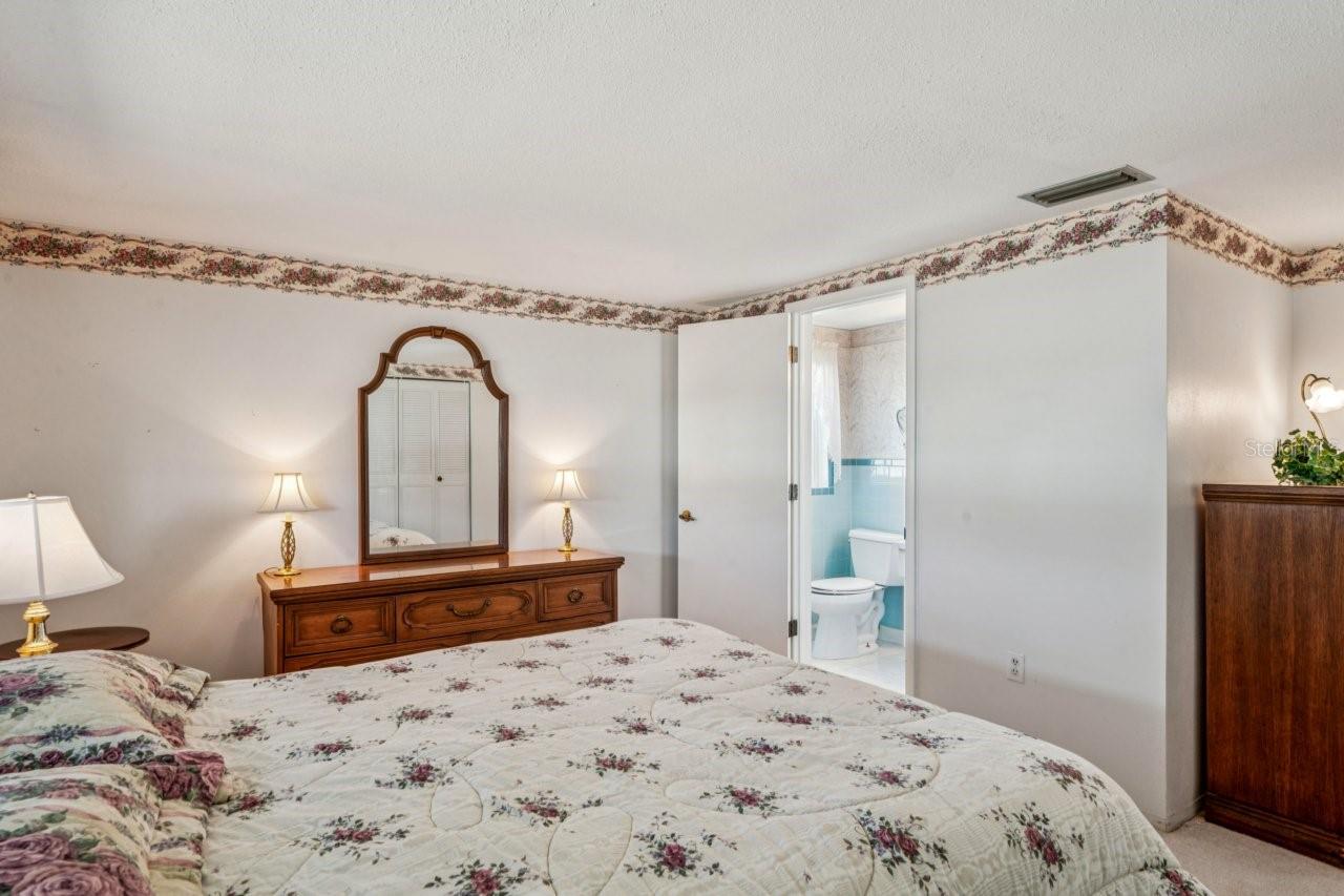 Primary bedroom has en-suite bathroom