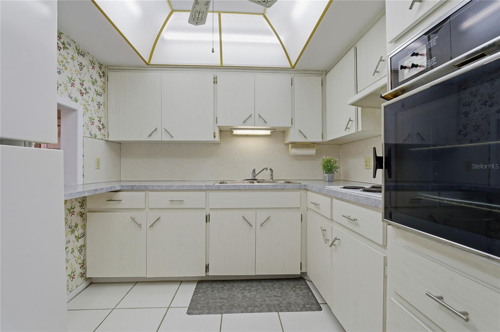 FUNCTIONAL KITCHEN WITH GREAT STORAGE