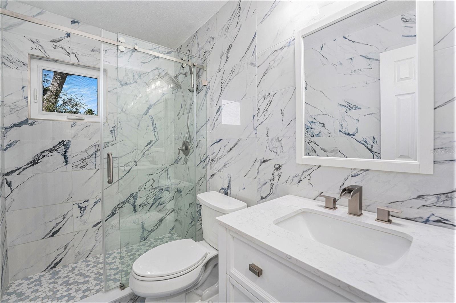 Updated Full bathroom - located in the hallway.