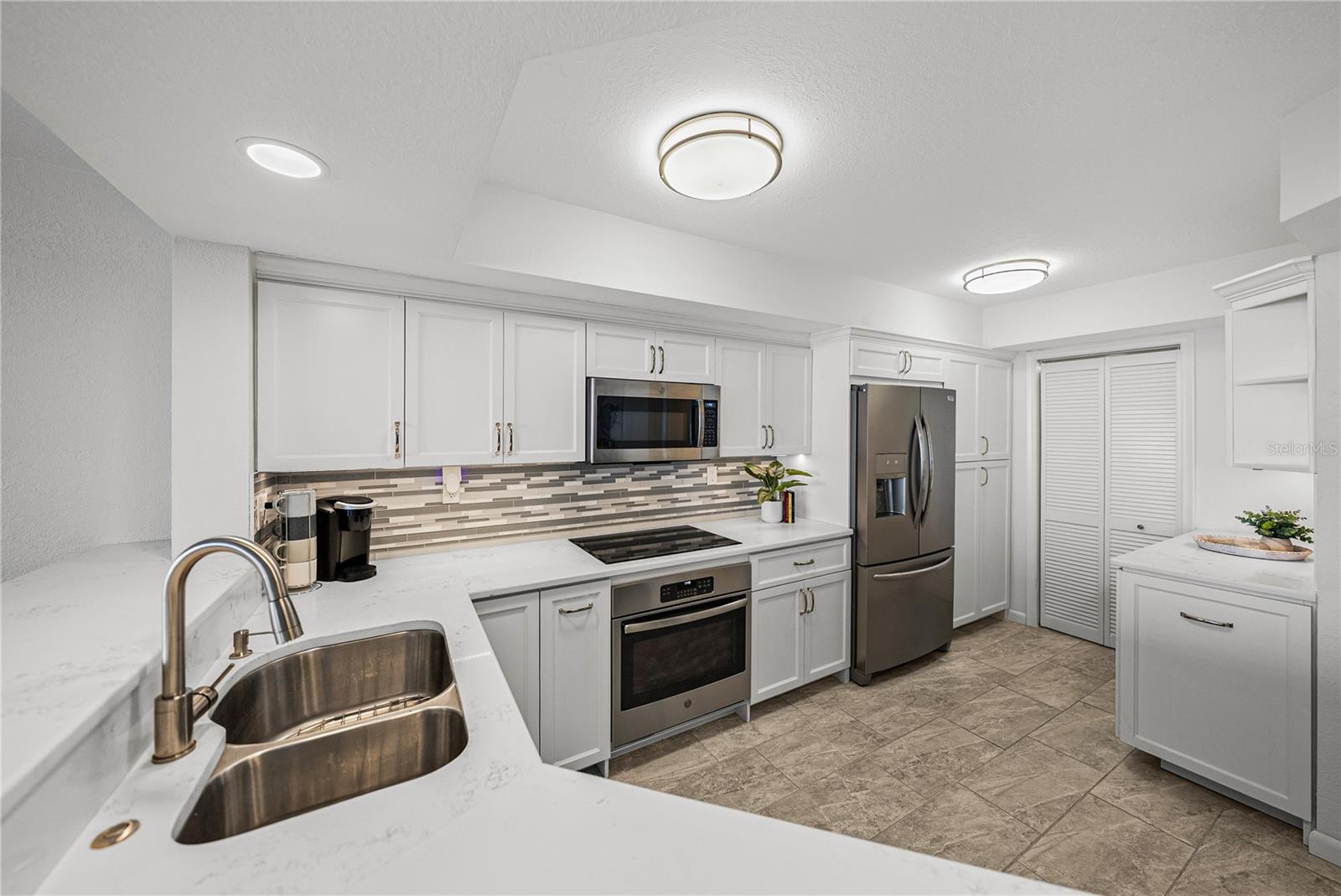 Gourmet Kitchen with 5 burner cooktop and oven