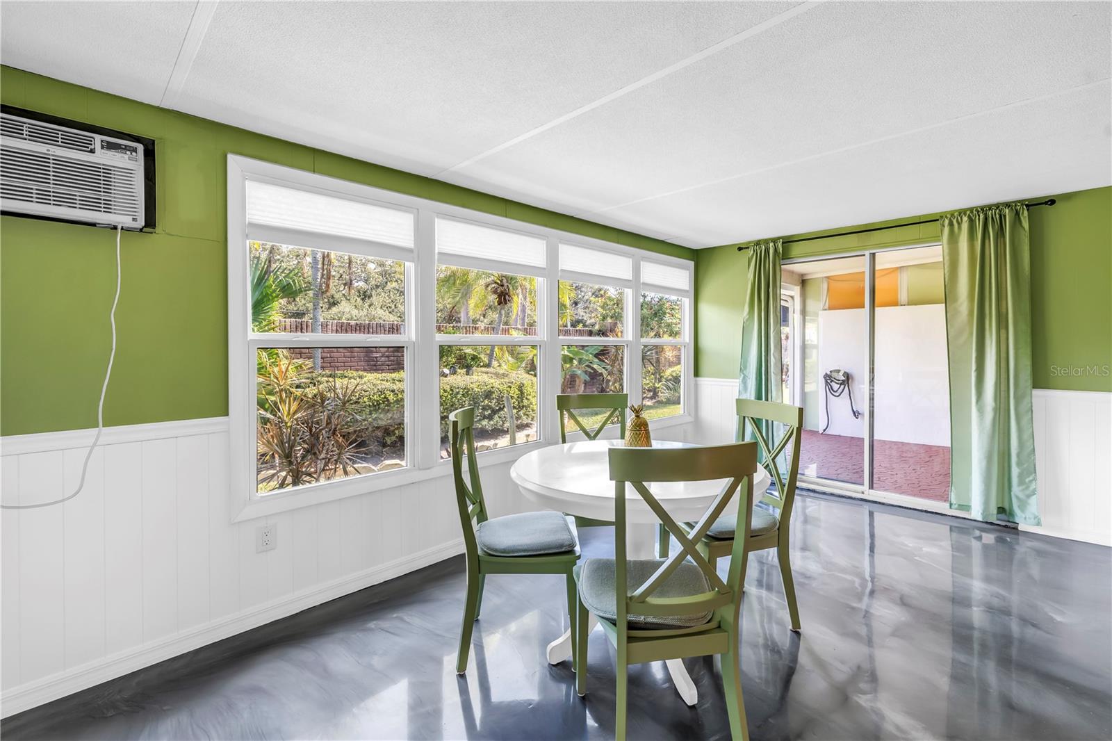 Sun Room with Air conditioning!