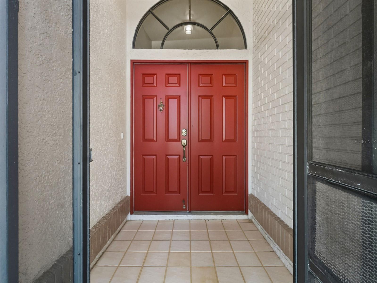 Screened area to enter front door