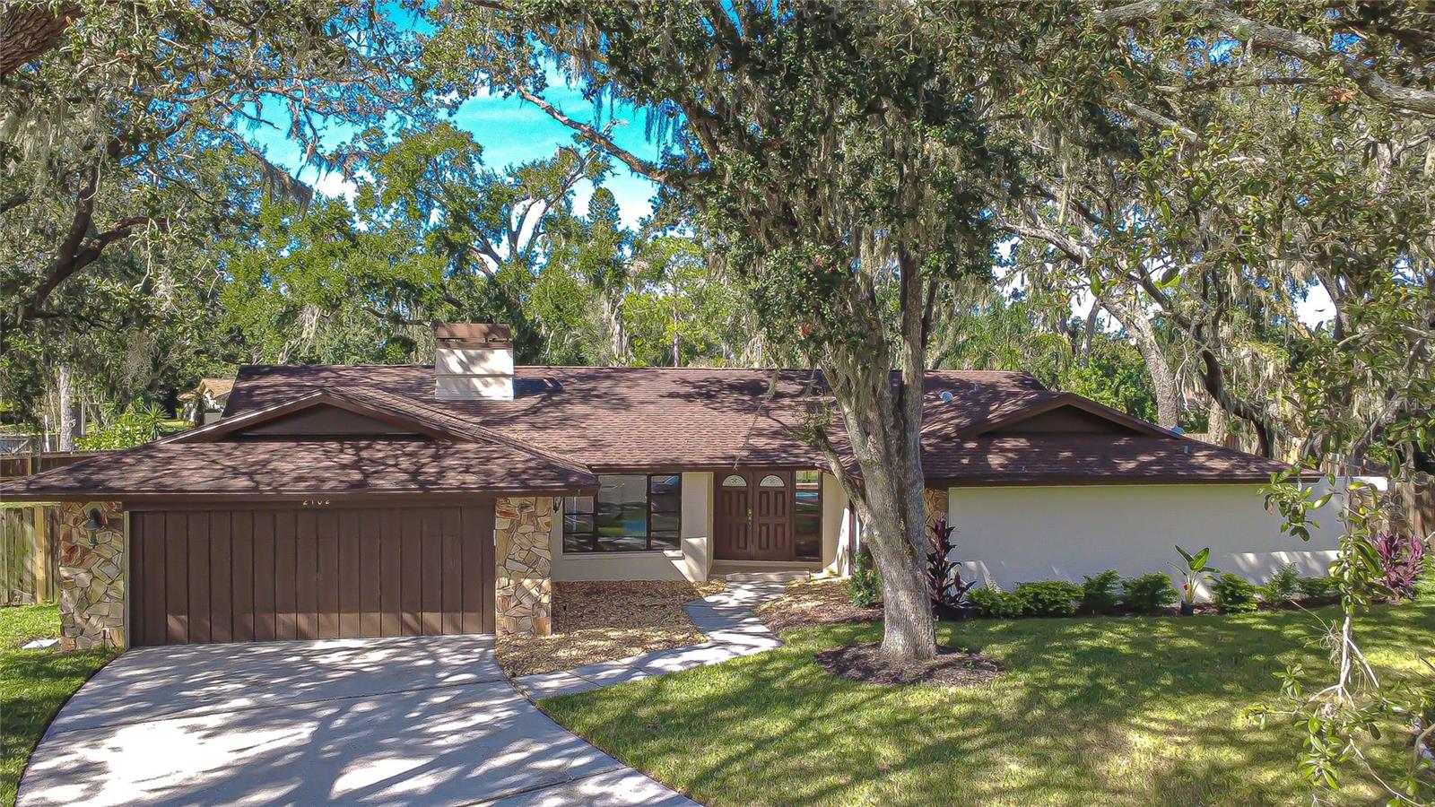 Beautifully updated pool home!