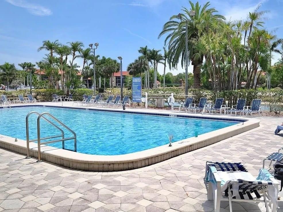 Sparklyng, heated swiming pool