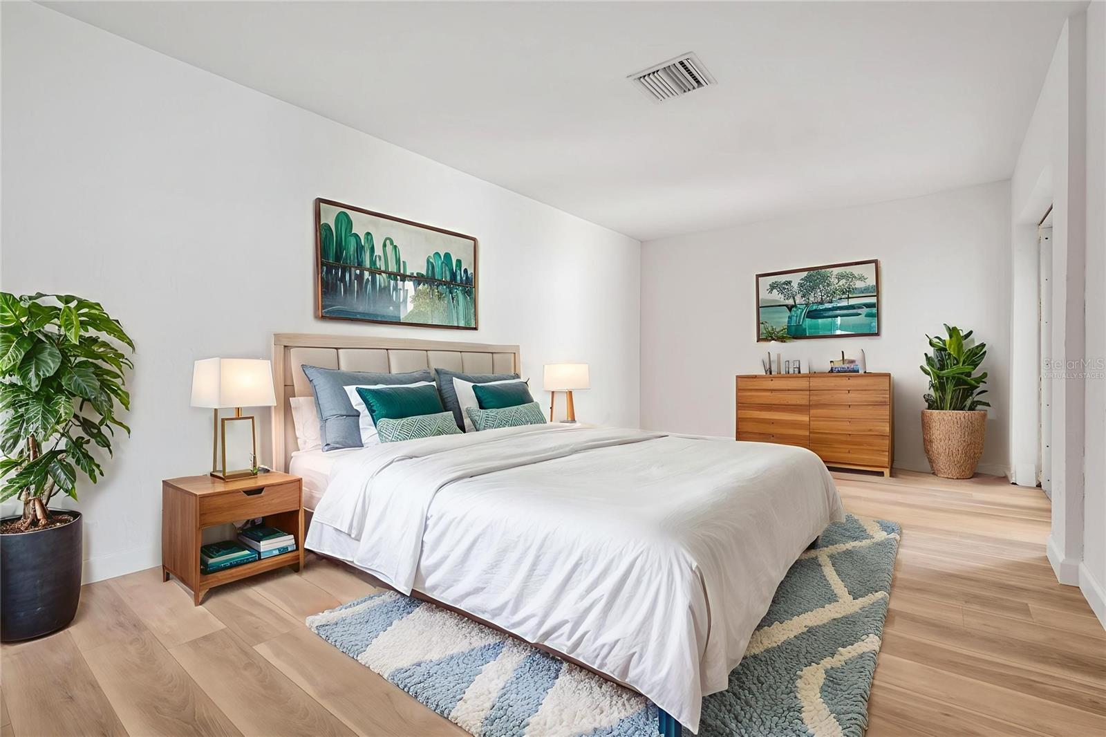 This photo has been Virtually Staged.