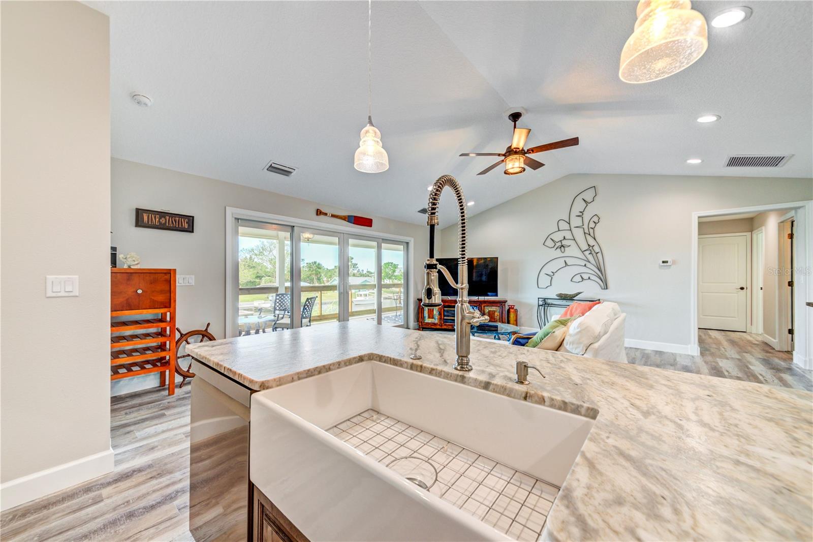 Farmer's Sink with Single Wand Faucet