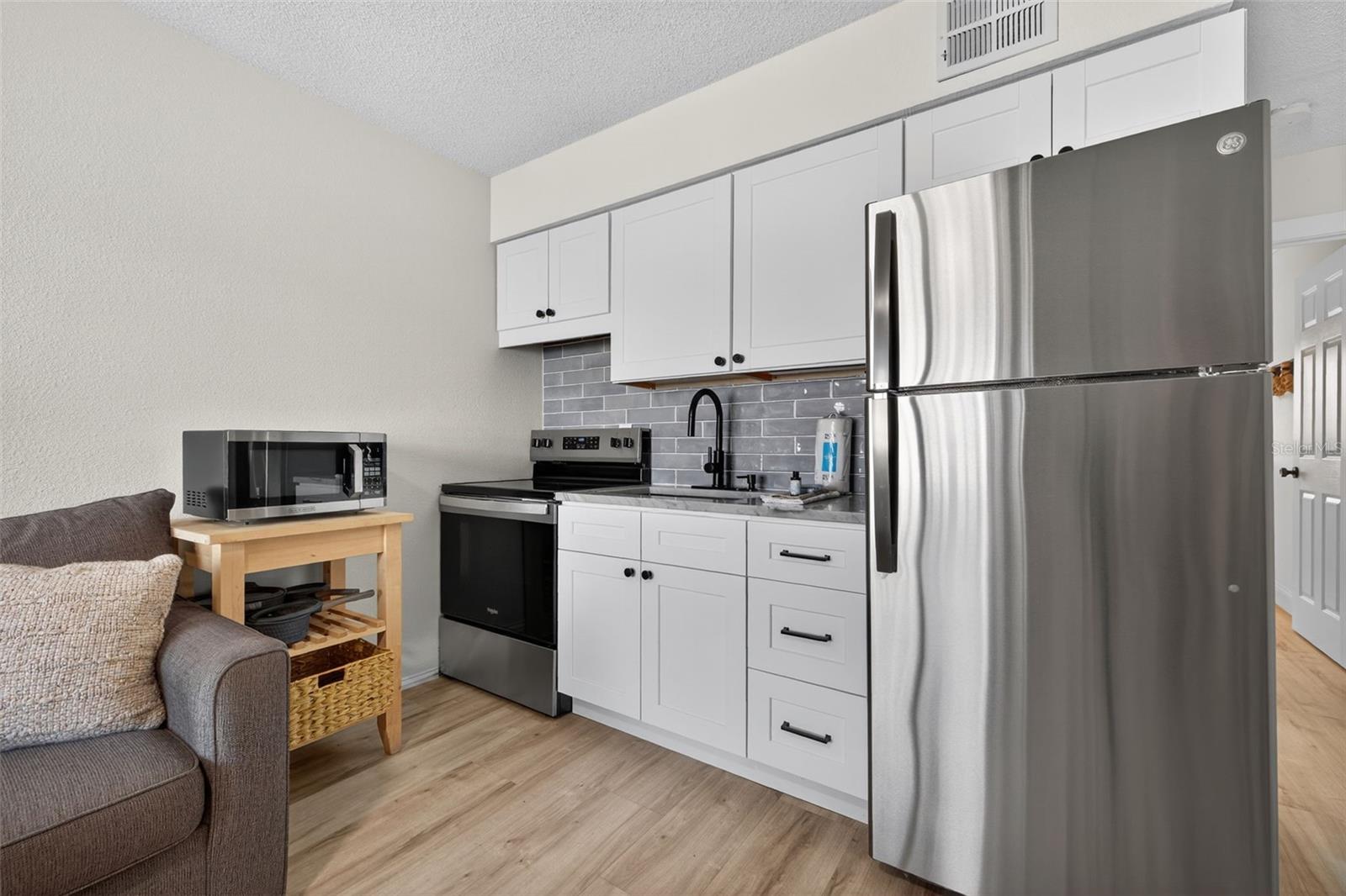 Full Size Stainless Steel Appliances