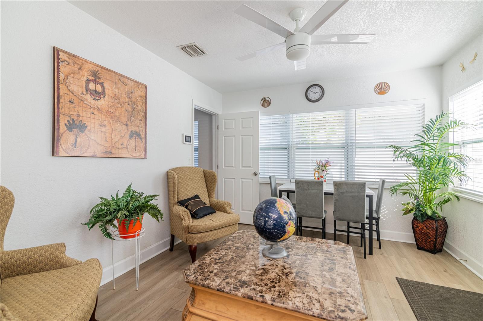 DEN/POSSIBLE 3RD BEDROOM