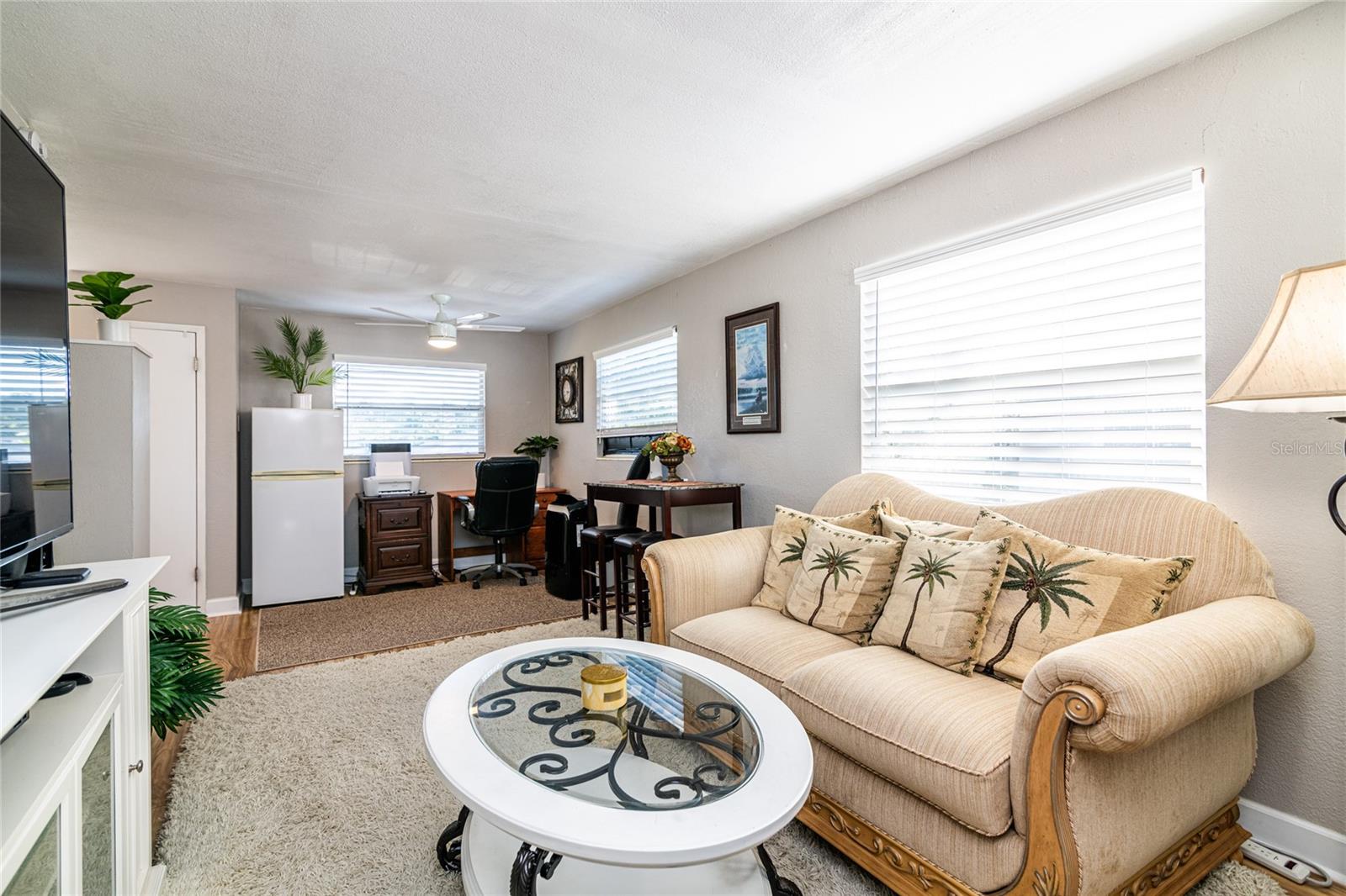 LIVING AREA IN TEH 1/1 OVER GARAGE.