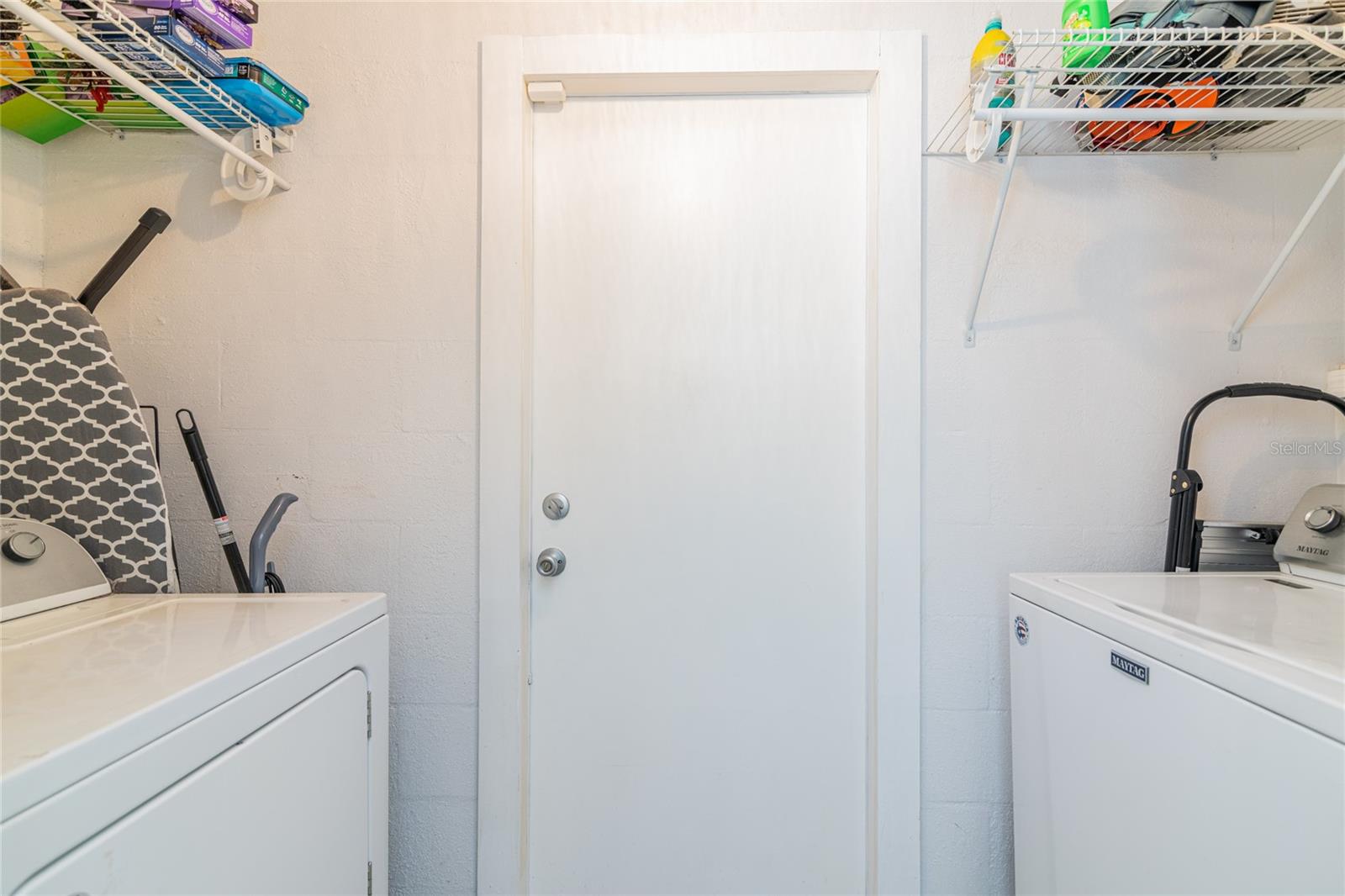 LAUNDRY ROOM IN THE 2/1