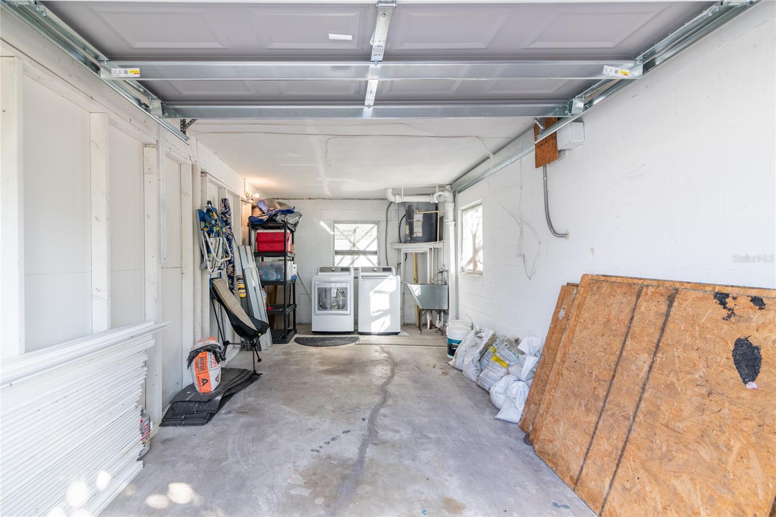 LAUNDRY IN THE GARAGE FOR THE 1/1