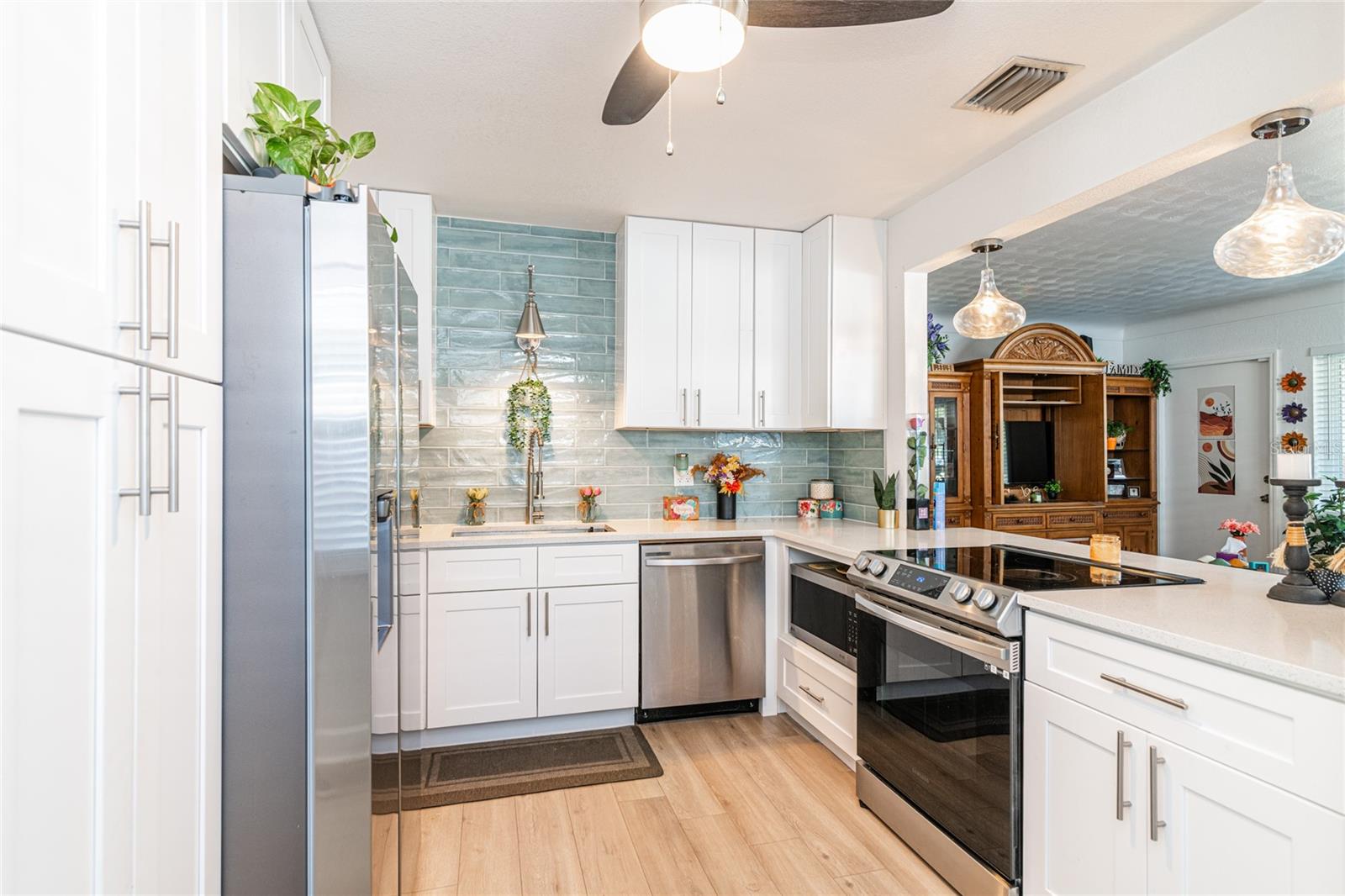 BEAUTIFUL UPDATED KITCHEN IN THE 2/1