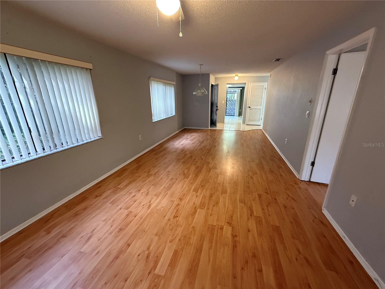 Laminate floors in great shape in all rooms