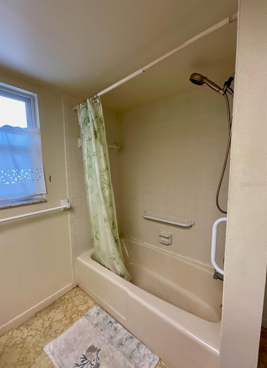 17-Guset bathroom tub shower combo