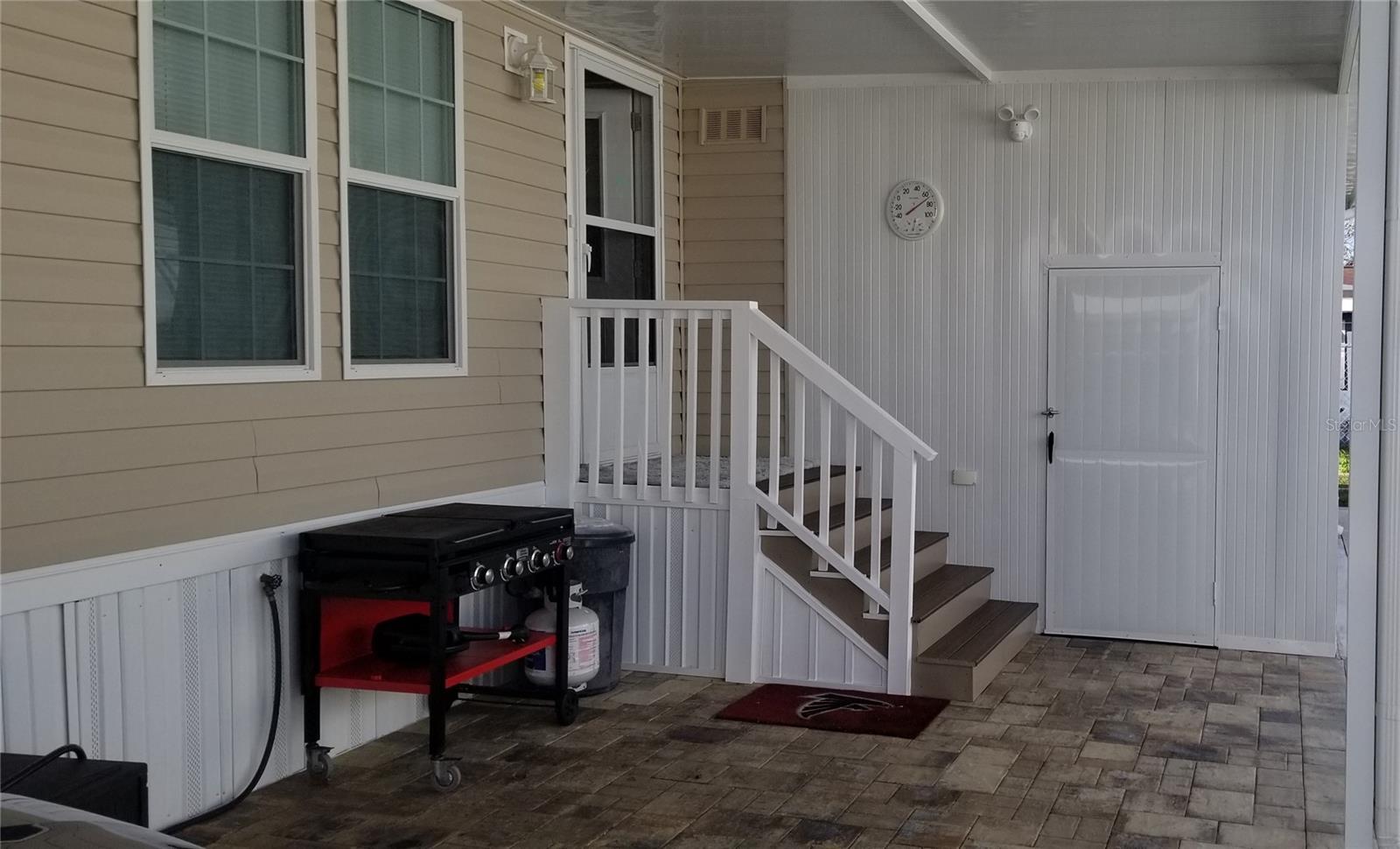 Huge shed and workshop with xtra storage in back