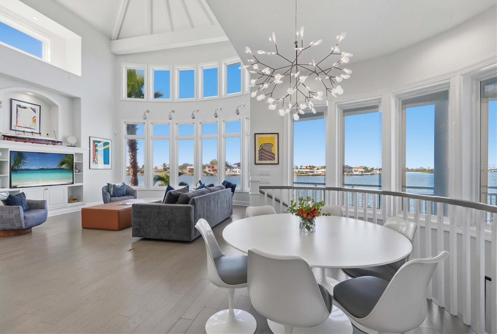 Breakfast area and Family room